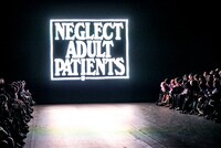 「NEGLECT ADULT PATiENTS」ランウェイショーの様子。