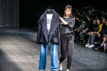 「NEGLECT ADULT PATiENTS」ランウェイショーの様子。