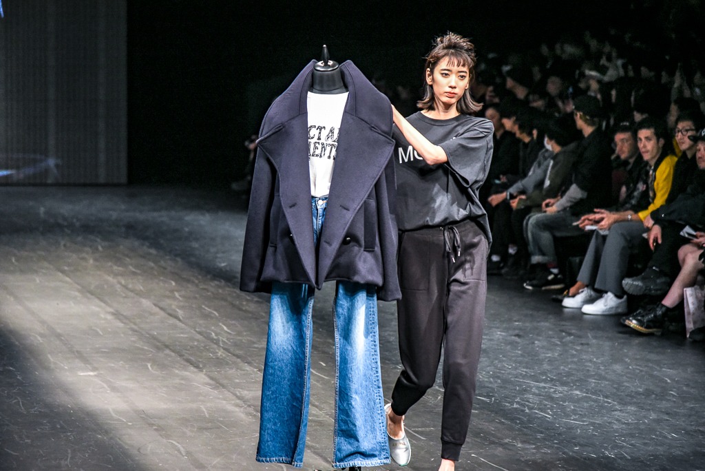 「NEGLECT ADULT PATiENTS」ランウェイショーの様子。