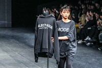 「NEGLECT ADULT PATiENTS」ランウェイショーの様子。