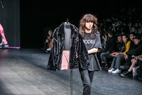 「NEGLECT ADULT PATiENTS」ランウェイショーの様子。