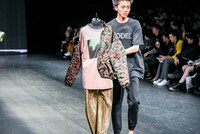 「NEGLECT ADULT PATiENTS」ランウェイショーの様子。