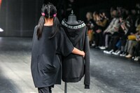 「NEGLECT ADULT PATiENTS」ランウェイショーの様子。