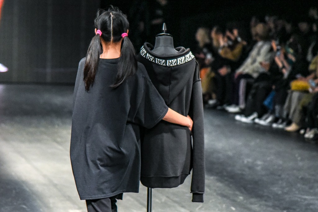 「NEGLECT ADULT PATiENTS」ランウェイショーの様子。