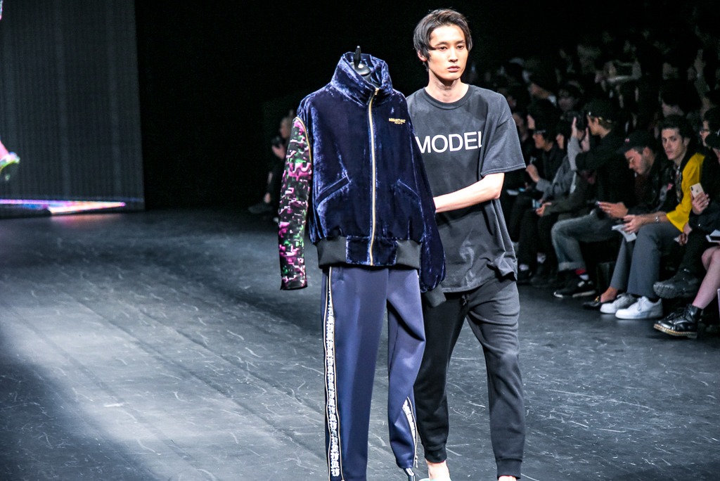 「NEGLECT ADULT PATiENTS」ランウェイショーの様子。