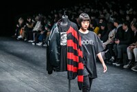 「NEGLECT ADULT PATiENTS」ランウェイショーの様子。