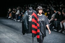 「NEGLECT ADULT PATiENTS」ランウェイショーの様子。