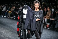 「NEGLECT ADULT PATiENTS」ランウェイショーの様子。