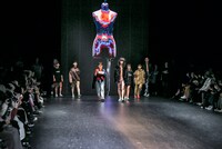 「NEGLECT ADULT PATiENTS」ランウェイショーの様子。