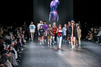 「NEGLECT ADULT PATiENTS」ランウェイショーの様子。