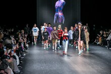 「NEGLECT ADULT PATiENTS」ランウェイショーの様子。