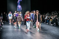 「NEGLECT ADULT PATiENTS」ランウェイショーの様子。