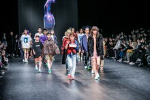 「NEGLECT ADULT PATiENTS」ランウェイショーの様子。