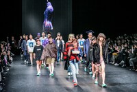 「NEGLECT ADULT PATiENTS」ランウェイショーの様子。