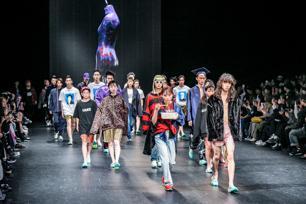 「NEGLECT ADULT PATiENTS」ランウェイショーの様子。