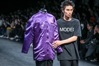 「NEGLECT ADULT PATiENTS」ランウェイショーの様子。