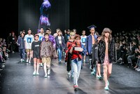 「NEGLECT ADULT PATiENTS」ランウェイショーの様子。