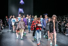 「NEGLECT ADULT PATiENTS」ランウェイショーの様子。