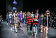 「NEGLECT ADULT PATiENTS」ランウェイショーの様子。