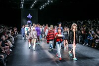 「NEGLECT ADULT PATiENTS」ランウェイショーの様子。