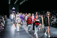 「NEGLECT ADULT PATiENTS」ランウェイショーの様子。