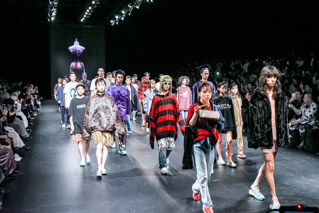 「NEGLECT ADULT PATiENTS」ランウェイショーの様子。