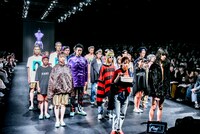 「NEGLECT ADULT PATiENTS」ランウェイショーの様子。