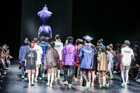 「NEGLECT ADULT PATiENTS」ランウェイショーの様子。