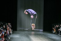 「NEGLECT ADULT PATiENTS」ランウェイショーの様子。