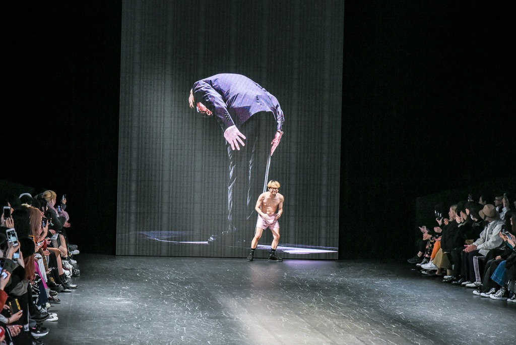 「NEGLECT ADULT PATiENTS」ランウェイショーの様子。