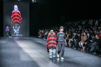 「NEGLECT ADULT PATiENTS」ランウェイショーの様子。