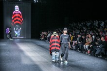 「NEGLECT ADULT PATiENTS」ランウェイショーの様子。