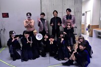 開会式後のBiSと純烈。（写真提供：日本クラウン）