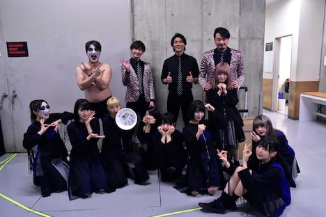 開会式後のBiSと純烈。（写真提供：日本クラウン）