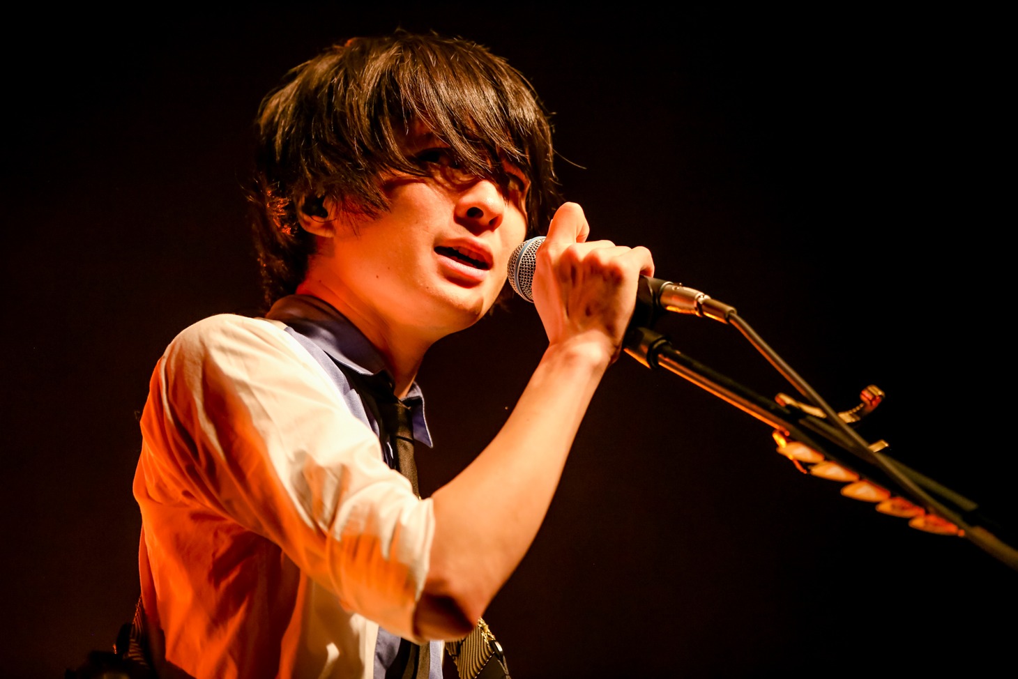 人気画像7位は「UNISON SQUARE GARDEN、沖縄ツアーファイナルで15周年への誓い新たに」より、斎藤宏介（Vo, G）。（Photo by Viola Kam［V'z Twinkle］）