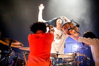 ジャケットを被ってドラムソロを披露する鈴木貴雄（Dr）と、サポートする田淵智也（B）、斎藤宏介（Vo, G）。（Photo by Viola Kam［V'z Twinkle］）