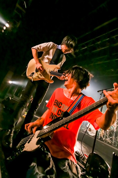 左から斎藤宏介（Vo, G）、田淵智也（B）。（Photo by Viola Kam［V'z Twinkle］）