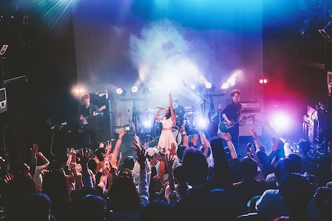 「カミツキ 'Secret Whisper’ TOUR FINAL『噛みついて神ついて』ONE MAN」の様子。（Photo by Shin Ishihara）