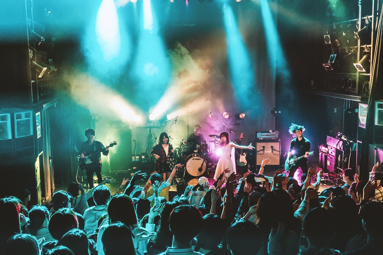 「カミツキ 'Secret Whisper’ TOUR FINAL『噛みついて神ついて』ONE MAN」の様子。（Photo by Shin Ishihara）