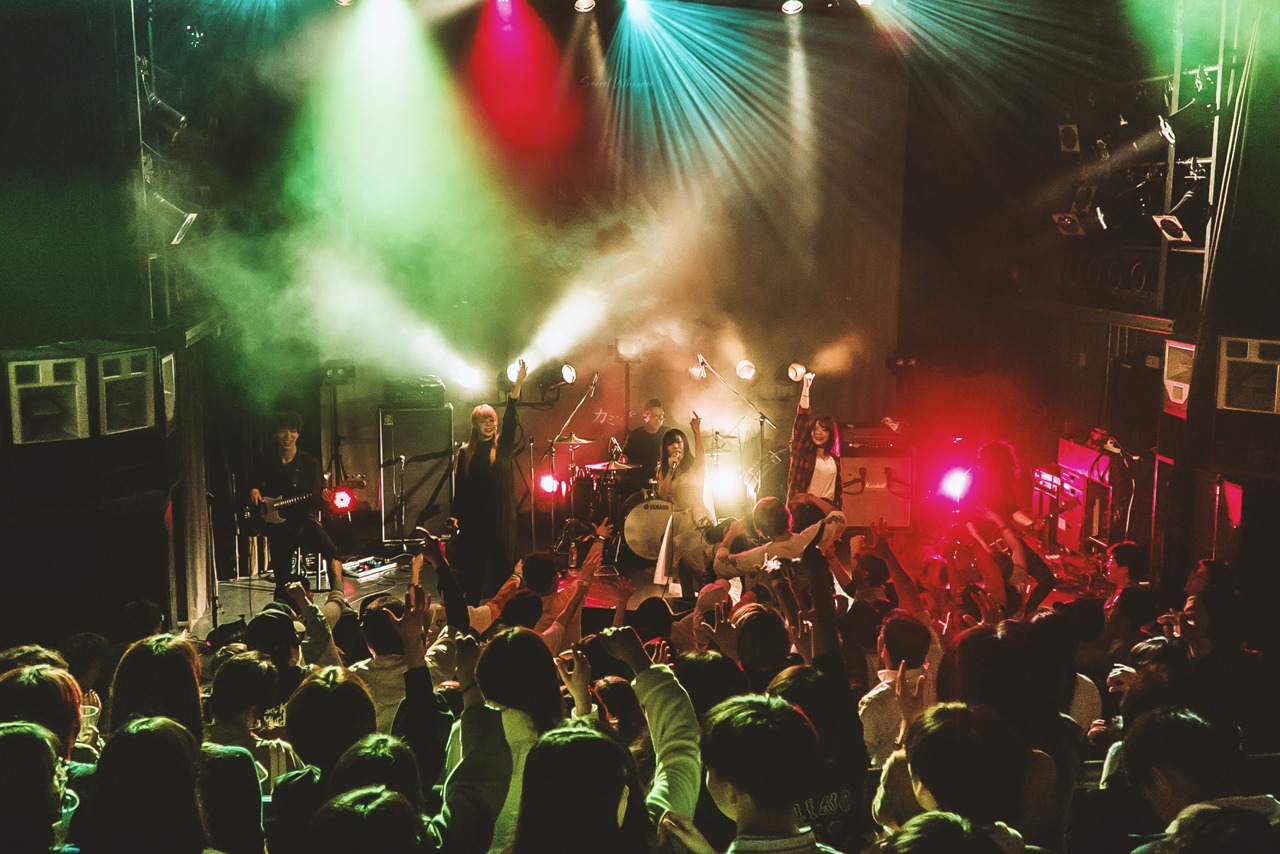 「カミツキ 'Secret Whisper’ TOUR FINAL『噛みついて神ついて』ONE MAN」の様子。（Photo by Shin Ishihara）