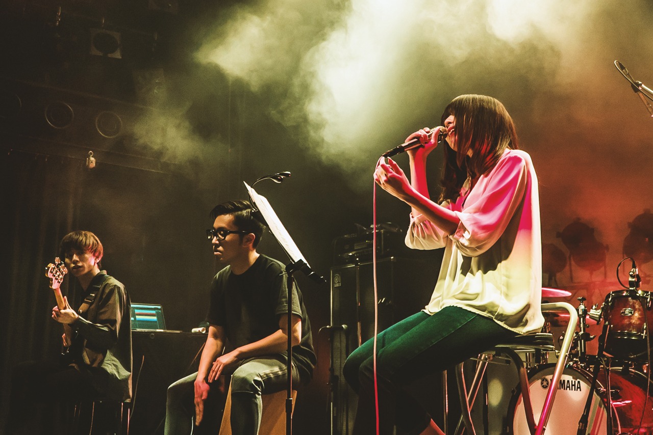 アコースティックライブの様子。（Photo by Shin Ishihara）