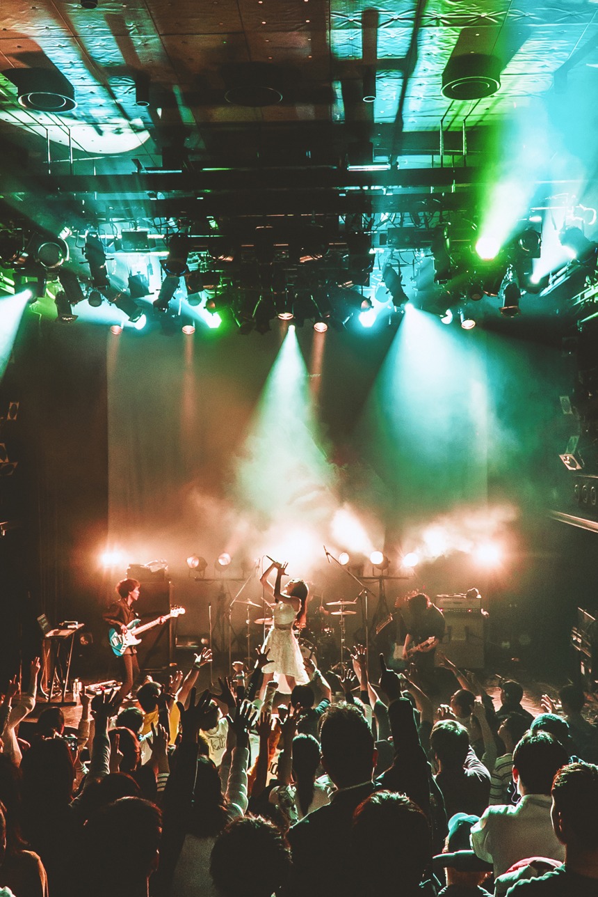 「カミツキ 'Secret Whisper’ TOUR FINAL『噛みついて神ついて』ONE MAN」の様子。（Photo by Shin Ishihara）