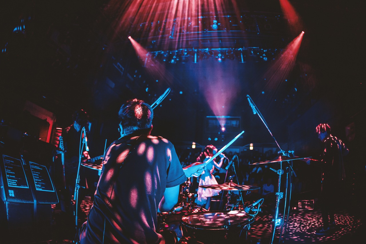 「カミツキ 'Secret Whisper’ TOUR FINAL『噛みついて神ついて』ONE MAN」の様子。（Photo by Shin Ishihara）