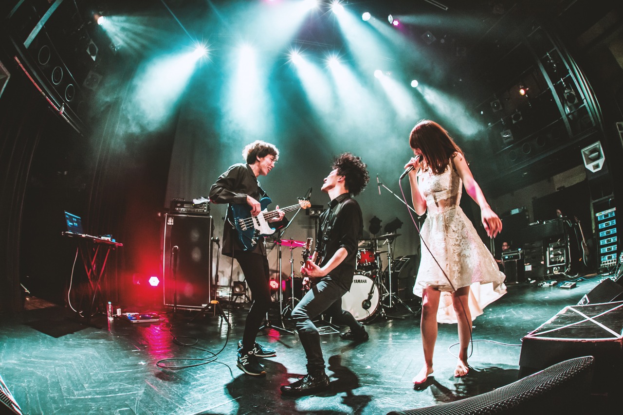 「カミツキ 'Secret Whisper’ TOUR FINAL『噛みついて神ついて』ONE MAN」の様子。（Photo by Shin Ishihara）