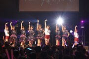 9人体制初パフォーマンスを行うアップアップガールズ（2）。