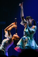 鼻リコーダーを吹く鍛治島彩と高萩千夏。