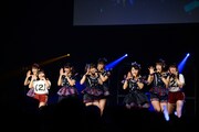 9人体制初パフォーマンスを行うアップアップガールズ（2）。