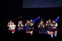 9人体制初パフォーマンスを行うアップアップガールズ（2）。