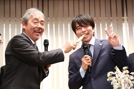 井ノ原に団子を食べさせる寺尾聰。（写真提供：テレビ朝日）