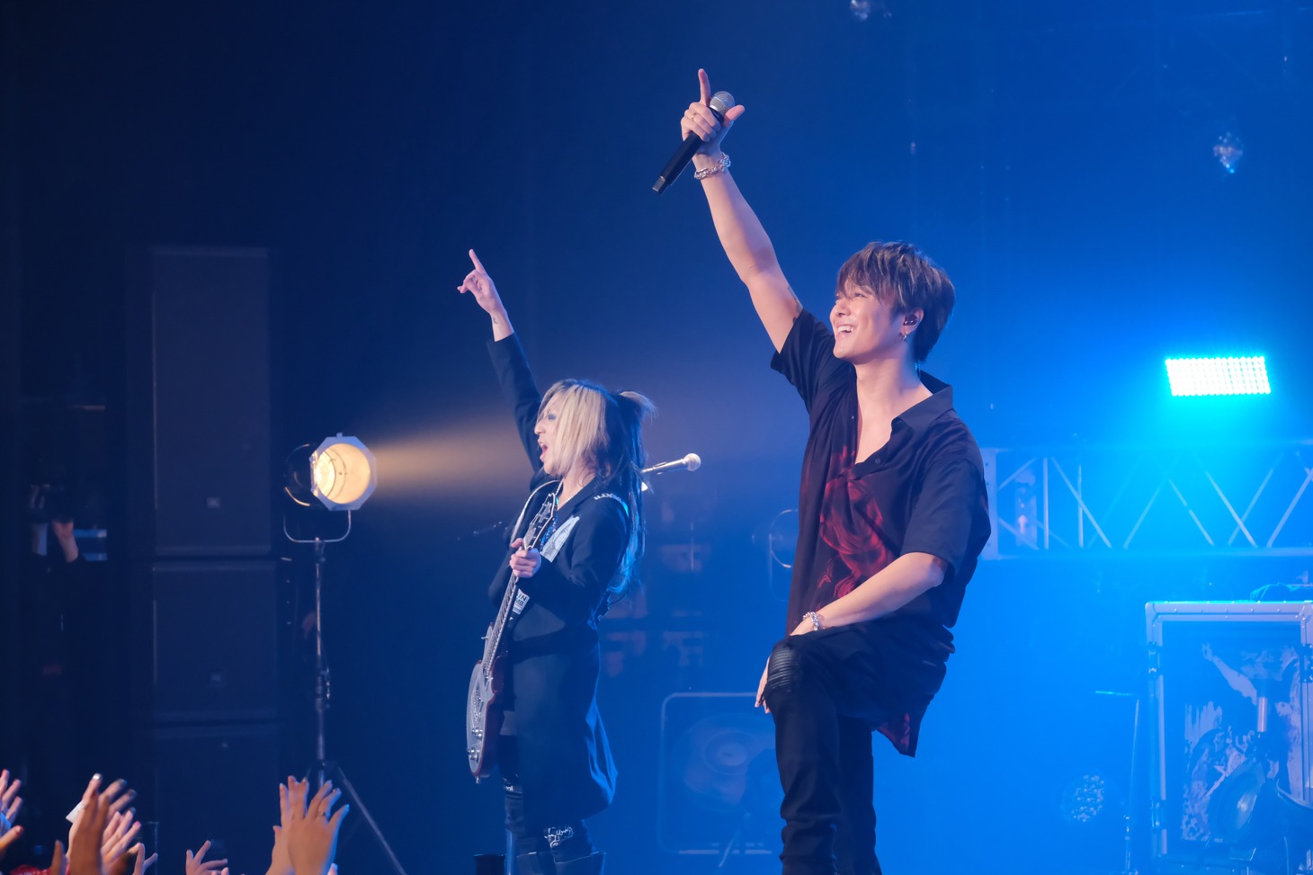 HISASHI（G）とTAKAHIRO（Vo）。
